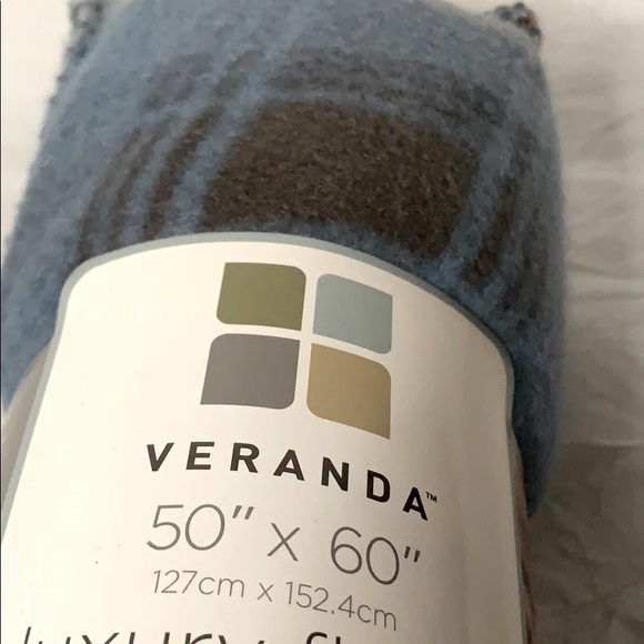 Veranda 50” X 60” Luxury Fleece Throw - Picture 4 of 6